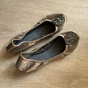 Tory Burch scrunch ballet flat mocha satin sz9
